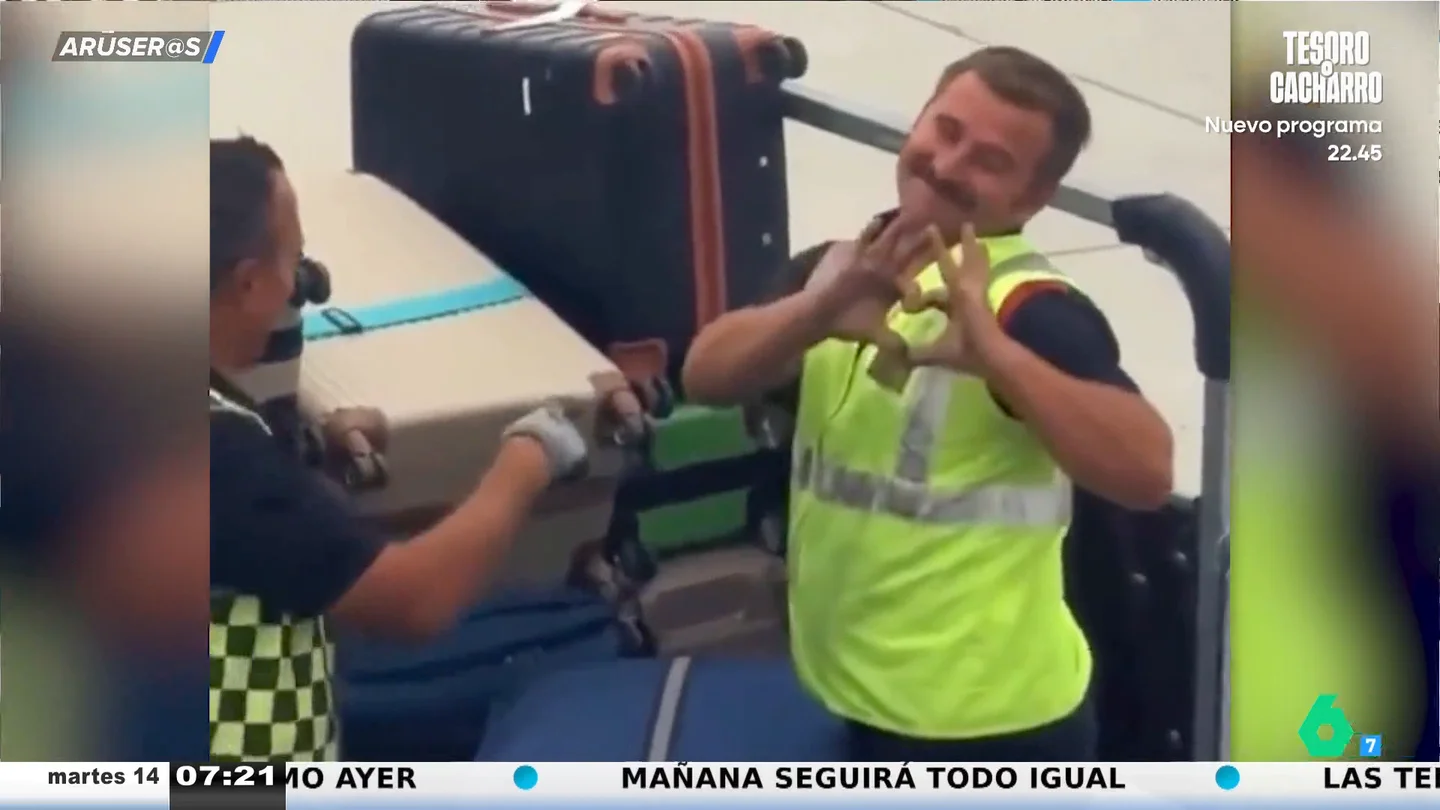 El divertido vídeo de la reacción de los cargadores de equipaje al darse cuenta de que les graban desde el avión: "Acarician las maletas" El divertido vídeo de la reacción de los cargadores de equipaje al darse cuenta de que les graban desde el avión: "Acarician las maletas"