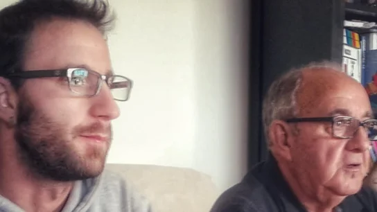 Dani Rovira da el último adiós a su padre con una emotiva carta: "Soy lo que soy porque mis sueños fueron tu prioridad" Dani Rovira da el último adiós a su padre con una emotiva carta: "Soy lo que soy porque mis sueños fueron tu prioridad"