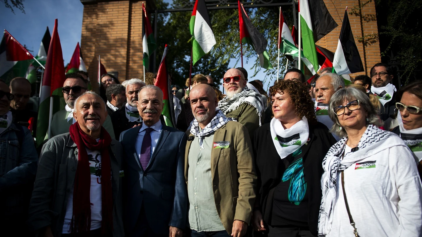 Husni Abdel Wahed, Unai Sordo (CCOO) y Pepe Álvarez (UGT) durante la huelga general del 15 de octubre en Madrid. Husni Abdel Wahed, el embajador de Palestina en España, Unai Sordo (CCOO) y Pepe Álvarez (UGT) durante la huelga general del 15 de octubre en Madrid.