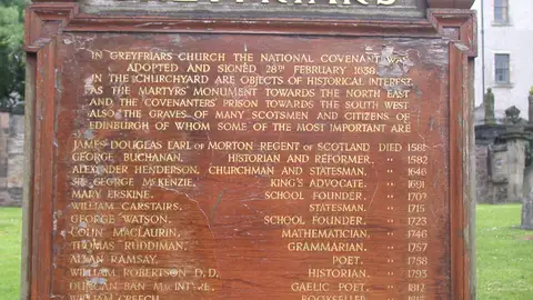 Cartel a la entrada del cementerio Greyfriars, Edimburgo Cartel a la entrada del cementerio Greyfriars, Edimburgo