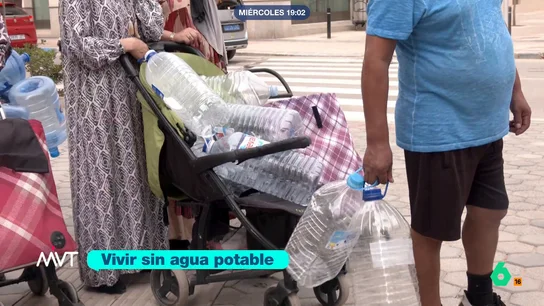 "Vivimos un poco en la época medieval": cuatro días sin agua potable en varios municipios de Murcia por las lluvias Javier Bastida visita Los Alcázares, uno de los municipios murcianos que ya llevan cuatro días sin agua potable por las lluvias. En este vídeo, descubre cómo los vecinos y los bares se adaptan a la situación a duras penas.
