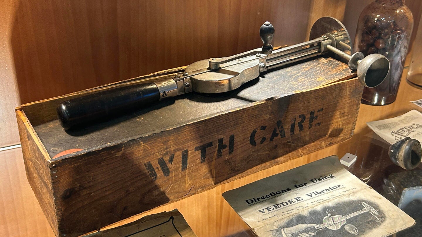 Imagen del primer vibrador de la historia, realizado en 1878, del Museo de la Higiene y la Salud en la Historia de Herrera (Sevilla)