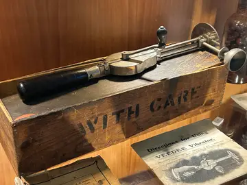 Imagen del primer vibrador de la historia, realizado en 1878, del Museo de la Higiene y la Salud en la Historia de Herrera (Sevilla) Imagen del primer vibrador de la historia, realizado en 1878, del Museo de la Higiene y la Salud en la Historia de Herrera (Sevilla)