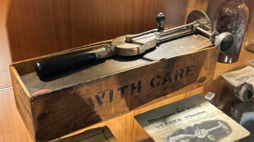 Imagen del primer vibrador de la historia, realizado en 1878, del Museo de la Higiene y la Salud en la Historia de Herrera (Sevilla)