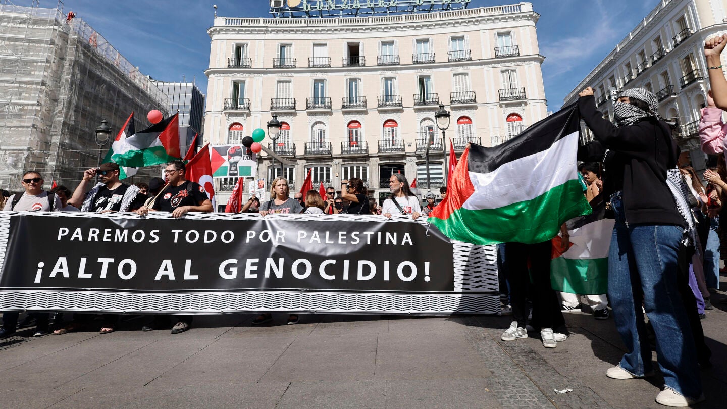 Manifestantes durante la concentración 'Paremos todo por Palestina' convocada con motivo de la huelga general por Palestina. 