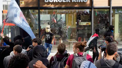 Un grupo de manifestantes atacan un establecimiento de comida rápida. Un grupo de manifestantes atacan un establecimiento de comida rápida.