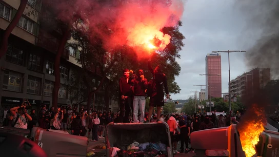 Encapuchados incendian algunos contenedores durante las protestas por Gaza en Barcelona. Encapuchados incendian algunos contenedores durante las protestas por Gaza en Barcelona.
