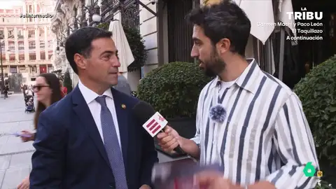 Isma Juárez pregunta al lehendakari Pradales si ha pensado regalar un diccionario español-euskera a Ayuso El reportero ha acudido a un evento en Madrid para intentar hablar con el gobernador del Banco de España, José Luis Escrivá. Pero, al llegar, ha descubierto que, en realidad, era un evento con el lehendakari Imanol Pradales.
