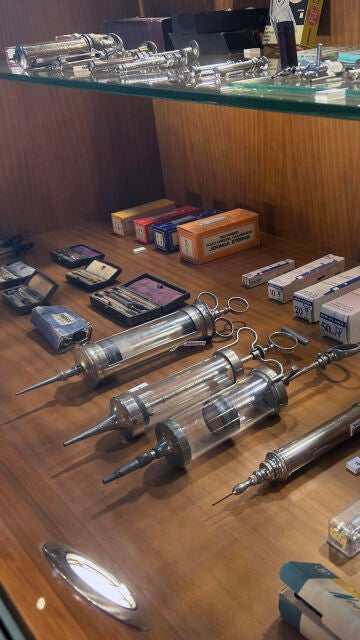Jeringuillas que se usaron en España hasta hace unos 50 años del Museo de la Higiene y la Salud en la Historia de Herrera (Sevilla)