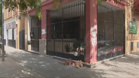 Investigan el suicidio de una menor de 14 años en Sevilla tras precipitarse de un quinto piso al volver del colegio Investigan el suicidio de una menor de 14 años en Sevilla tras precipitarse de un quinto piso al volver del colegio