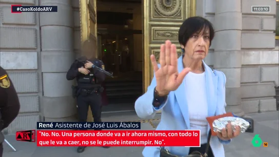 La accidentada salida de Ábalos y su asistente del Congreso antes de acudir al Supremo: "No me lo desestabilicen" La accidentada salida de Ábalos y su asistente del Congreso antes de acudir al Supremo: "No me lo desestabilicen"