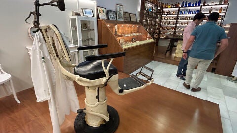 Imagen de la silla de dentista reservada para el rey Alfonso XIII del Museo de la Higiene y la Salud en la Historia de Herrera (Sevilla)