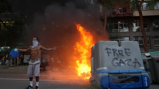 Un contenedor quemado en el que pone 'free Gaza' durante las protestas en Barcelona. Un contenedor quemado en el que pone 'free Gaza' durante las protestas en Barcelona.