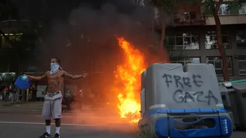 Un contenedor quemado en el que pone 'free Gaza' durante las protestas en Barcelona. Un contenedor quemado en el que pone 'free Gaza' durante las protestas en Barcelona.