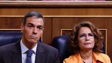El presidente del Gobierno, Pedro S&aacute;nchez y la vicepresidenta primera y ministra de Hacienda, Mar&iacute;a Jes&uacute;s Montero en la sesi&oacute;n del control al ejecutivo celebrada este mi&eacute;rcoles. 