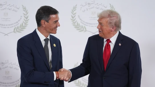 Pedro Sánchez y Donald Trump se dan la mano en la cumbre de paz celebrada en Egipto Pedro Sánchez y Donald Trump se dan la mano en la cumbre de paz celebrada en Egipto