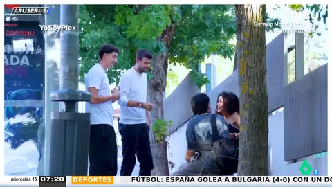 El vídeo de la broma de Piqué, junto a Marcelo y Plex, a una pareja que está discutiendo en la calle: "¿Necesitáis algún consejo de pareja?" El vídeo de la broma de Piqué, junto a Marcelo y Plex, a una pareja que está discutiendo en la calle: "¿Necesitáis algún consejo de pareja?"