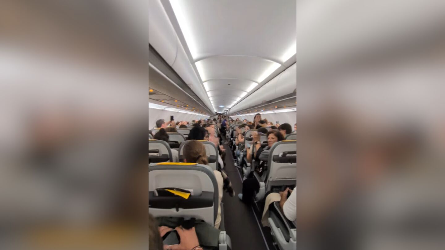 Un coro empieza a cantar en pleno vuelo