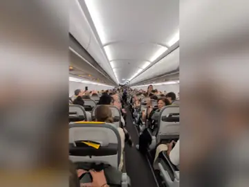Un coro empieza a cantar en pleno vuelo Un coro empieza a cantar en pleno vuelo