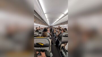 Un coro empieza a cantar en pleno vuelo