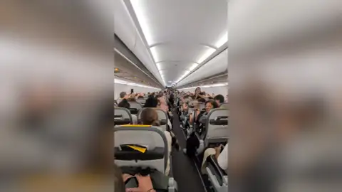 Un coro empieza a cantar en pleno vuelo Un coro empieza a cantar en pleno vuelo