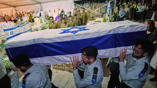 Soldados israelíes cargan el ataúd del capitán Daniel Peretz, rehén asesinado, durante su funeral en el cementerio militar del Monte Herzl, Jerusalén Soldados israelíes cargan el ataúd del capitán Daniel Peretz, rehén asesinado, durante su funeral en el cementerio militar del Monte Herzl, Jerusalén