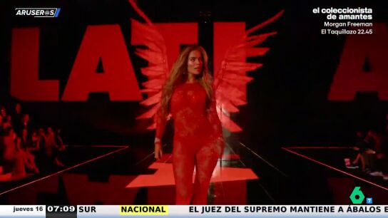 Karol G desfila para Victoria's Secret y se convierte en la primera artista latina en actuar en el desfile