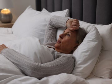 Mujer mayor que no puede dormir