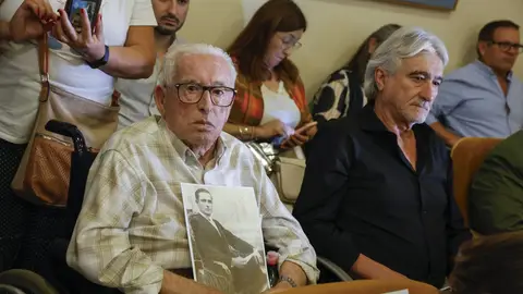 Asistentes al acto de reconocimiento y reparación a represaliados sindicales durante la Guerra Civil y la Dictadura Asistentes al acto de reconocimiento y reparación a represaliados sindicales durante la Guerra Civil y la Dictadura