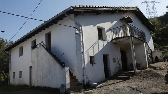 Rescatan a una mujer encerrada por su hijo en un caserío entre basura y cadáveres de gatos Rescatan a una mujer encerrada por su hijo en un caserío entre basura y cadáveres de gatos