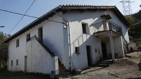 Rescatan a una mujer encerrada por su hijo en un caserío entre basura y cadáveres de gatos Rescatan a una mujer encerrada por su hijo en un caserío entre basura y cadáveres de gatos