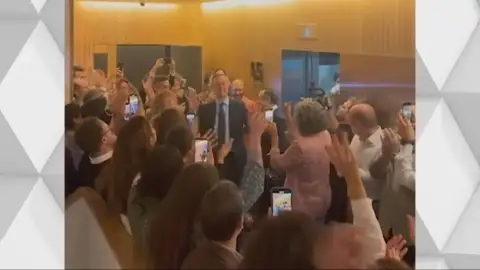 Euforia, risas y aplausos: la reacción del director del Sabadell tras fracasar la OPA hostil del BBVA Euforia, risas y aplausos: la reacción del director del Sabadell tras fracasar la OPA hostil del BBVA