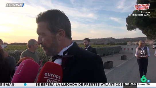 El vídeo de Antonio Banderas en la boda de su hija Stella en Valladolid: "Ha habido lagrimilla" El vídeo de Antonio Banderas en la boda de su hija Stella en Valladolid: "Ha habido lagrimilla"