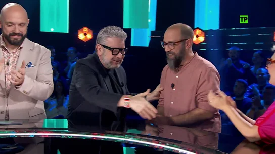 Hoy, en Tesoro o Cacharro, Iñaki López recibe a Alberto Chicote, que llega con una ilustración bajo el brazo Hoy, en Tesoro o Cacharro, Iñaki López recibe a Alberto Chicote, que llega con una ilustración bajo el brazo