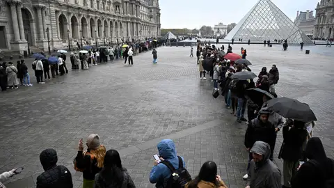 Colas ante el Museo del Louvre antes de conocer que permanecerá cerrado un día después del robo Colas ante el Museo del Louvre antes de conocer que permanecerá cerrado un día después del robo