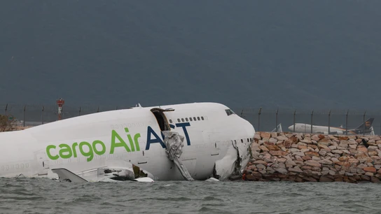 Investigan la pérdida de control de un Boeing 747-481 de carga al aterrizar en Hong Kong Investigan la pérdida de control de un Boeing 747-481 de carga al aterrizar en Hong Kong