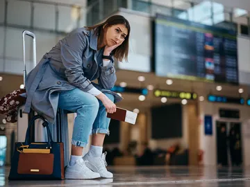 Chica en el aeropuerto esperando vuelo Chica en el aeropuerto esperando vuelo