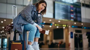 Chica en el aeropuerto esperando vuelo Chica en el aeropuerto esperando vuelo