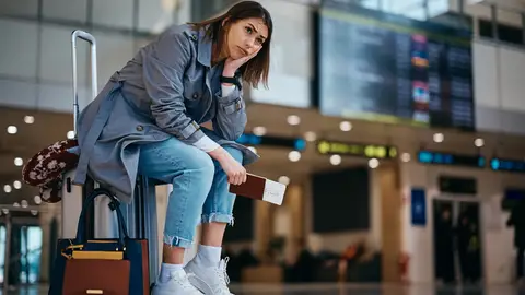 Chica en el aeropuerto esperando vuelo Chica en el aeropuerto esperando vuelo