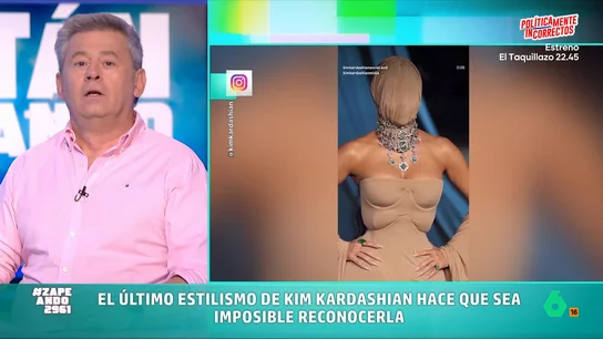 Miki Nadal reacciona al último estilismo de Kim Kardashian: "Es como un bastoncillo después de meterlo en la oreja" La celebrity escogió un rompedor diseño de Maison Margiela que incluía un velo que tapaba por completo su rostro. Además, añadió a su look un chocker de grandes dimensiones de piedras preciosas y diamantes.