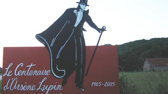 Una pancarta en homenaje al centenario del personaje de Arsène Lupin en Étretat (Normandía) Una pancarta en homenaje al centenario del personaje de Arsène Lupin en Étretat (Normandía)