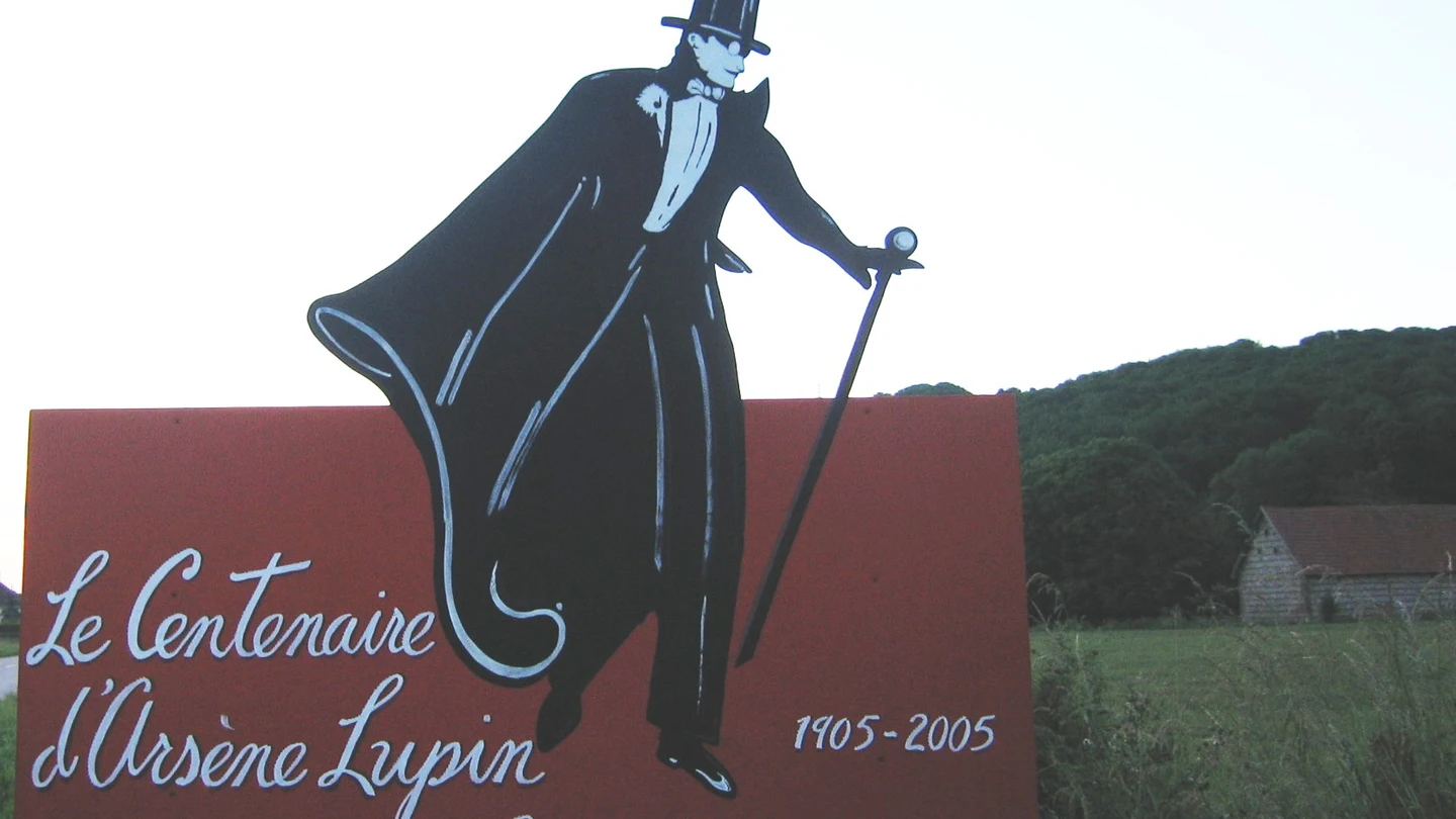 Una pancarta en homenaje al centenario del personaje de Arsène Lupin en Étretat (Normandía) Una pancarta en homenaje al centenario del personaje de Arsène Lupin en Étretat (Normandía)