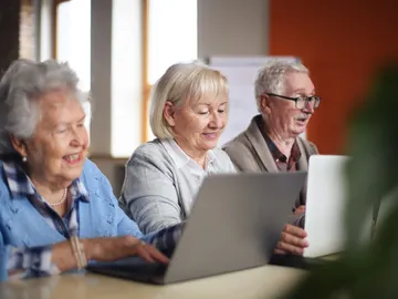 Personas mayores aprendiendo en entornos digitales Personas mayores aprendiendo en entornos digitales