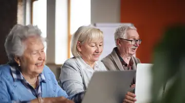 Personas mayores aprendiendo en entornos digitales Personas mayores aprendiendo en entornos digitales