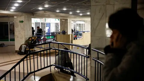 La gente se refugia en una estación de metro durante un ataque con misiles y drones rusos en Kyiv La gente se refugia en una estación de metro durante un ataque con misiles y drones rusos en Kyiv
