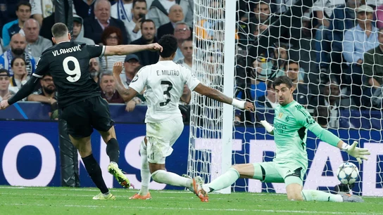 Parada de Courtois a Vlahovic Parada de Courtois a Vlahovic