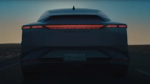 Toyota, tradicional como pocas, rompe con su historia para seguir arrasando rediseñando el coche más mítico de la historia Toyota Corolla Concept