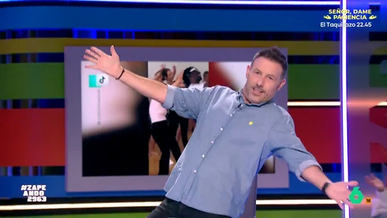 VÍDEO | Iñaki Urrutia imita la coreografía de 'Zumba' más viral: "Acabo de caer que no tenía baile para la boda" Una señora se ha hecho viral después de mostrar en redes cómo hace su propia interpretación de la coreografía propuesta por su monitor de 'Zumba'. No te pierdas su baile en el vídeo principal.