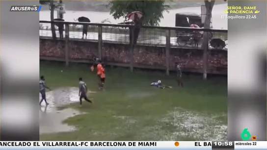 La novedosa técnica de un futbolista para sacar una falta cuando el campo está encharcado La novedosa técnica de un futbolista para sacar una falta cuando el campo está encharcado
