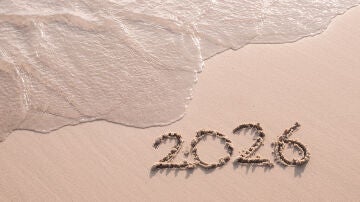 Foto con el año 2026 en la playa